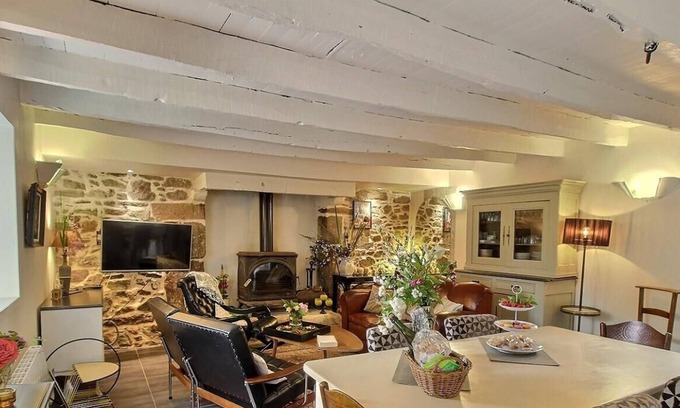 Belle-Isle-en-Terre House | The charm of the forest