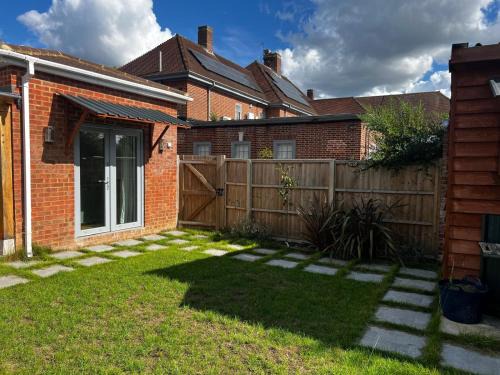 Caversham Apartment | The Cherry Hill Studio - Kitchenette, bathroom, parking and lovely garden