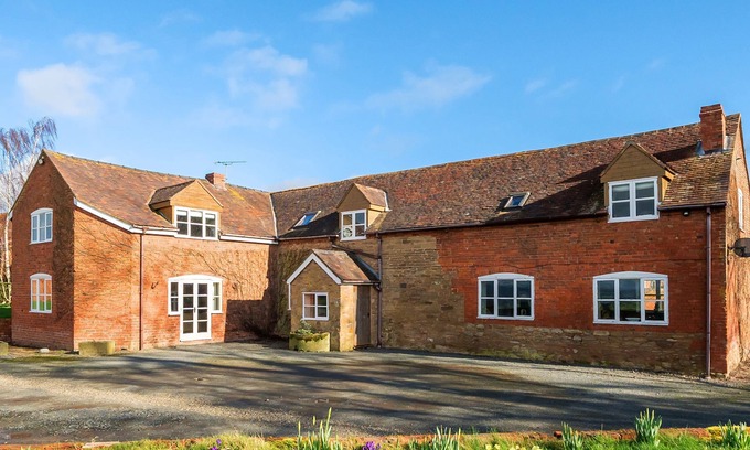 Tenbury Wells House | THE CHESTNUTS, pet friendly, with hot tub in Tenbury Wells