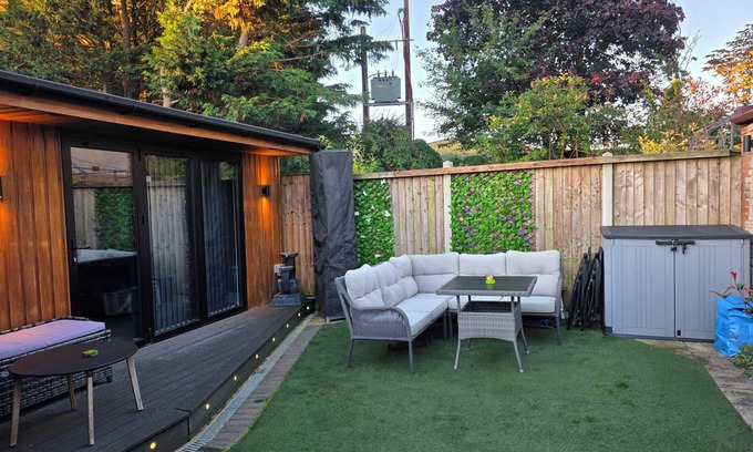 Cannards Grave Cottage | THE CHILL GARDEN ROOM, pet friendly, with a garden in Shepton Mallet