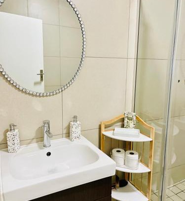 Greater Johannesburg Metropolitan Area Apartment | The Classy West End 1 bed with sleeper couch