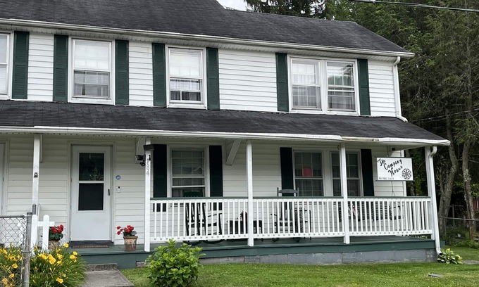 Pocahontas House | The Company House of Pocahontas - minutes from Spearhead & HM trails