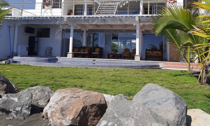 Iztapa Bed & Breakfast | The Container Hotel And Restoran
