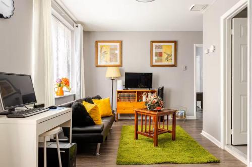 West Orange Apartment | The Corner Flat Near Cafe