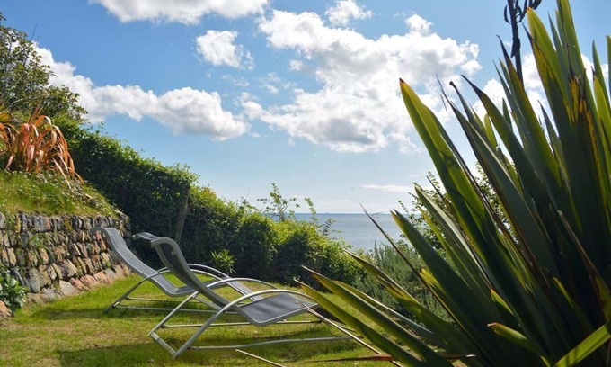 Cadgwith Cottage | The Cot in Cadgwith Cove- sleeps 4 guests in 2 bedrooms