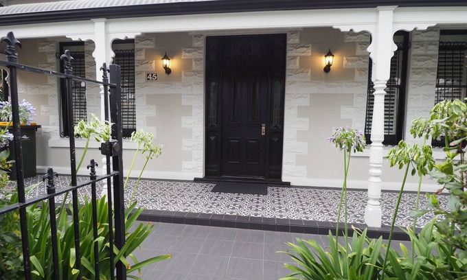 Glenelg House | 'THE COTTAGE' at Gordon St Villas - luxury accom. for 8 in the Heart of Glenelg