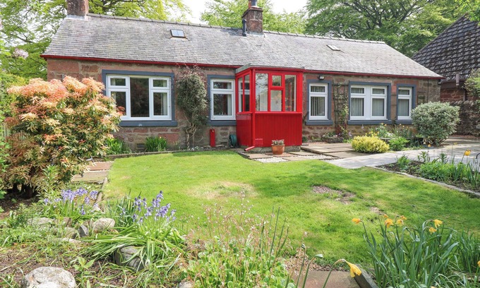 Kirriemuir Cottage | THE COTTAGE, pet friendly, character holiday cottage in Kirriemuir