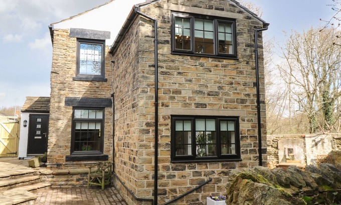 Hoylandswaine Cottage | THE COTTAGE, pet friendly, character holiday cottage in Silkstone
