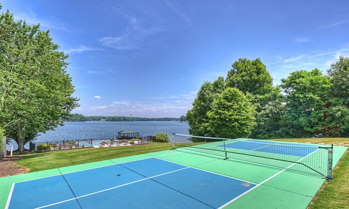 Lake Norman of Catawba Cottage | The Cottage | Pickle Ball Court-Pool |Sleeps 14 | water views galore