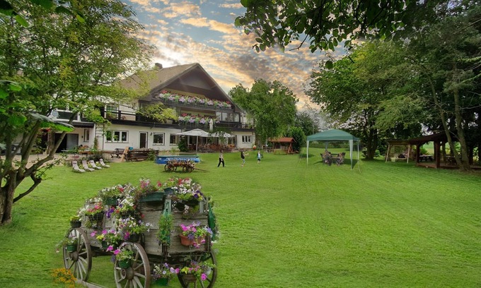 Diemelstadt Cottage | The country house is situated in a quiet location, close to hiking and biking trails & the highway.