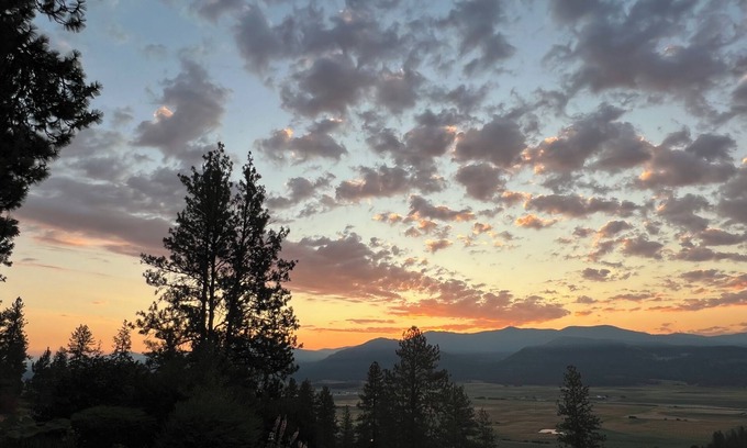 Chewelah Apartment | The Cozy Clifftop View, LLC