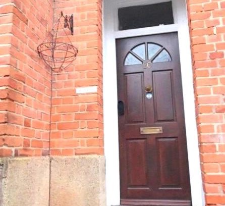 Slough Apartment | The cozy condo sleeps 6 parking