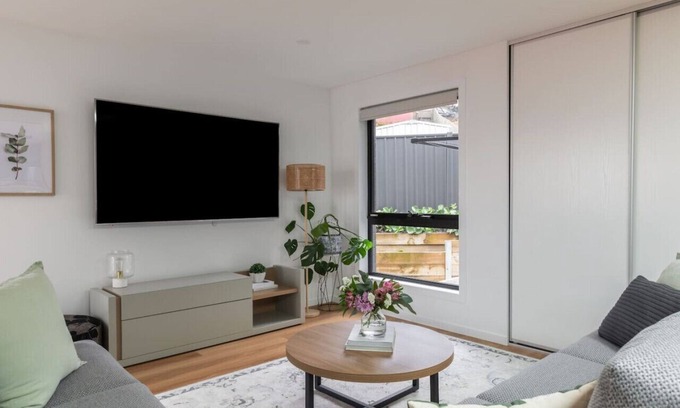 South Launceston House | The Crescent, a modern townhouse near LGH & parks. Pet-Friendly!