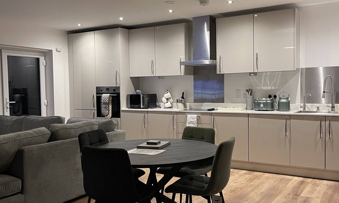 Harlow Apartment | The Crimsons, Godfrey House Edinburgh Way