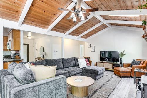 Glencoe House | The Cub House with Hot Tub and Arcade in Arnold!