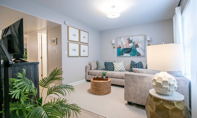 Oxford House | The Delta, 2BR Townhome Stay by Velvet Ditch Villas