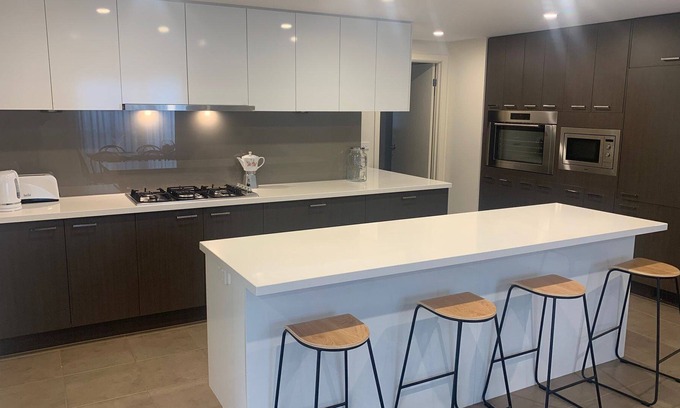 Portarlington House | The Deluxe Holiday - Spacious with Landscaped Gardens