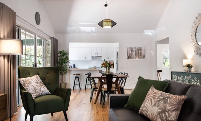 Hepburn Springs House | The Den-3 bedrooms, outdoor spa and deck area