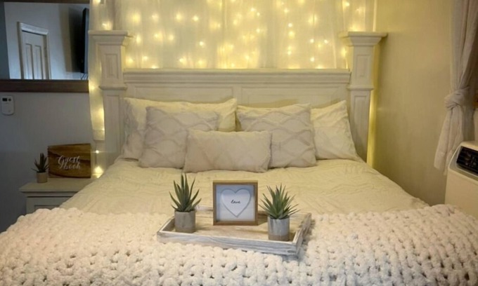 Joshua Tree Cottage | The Desert Rose Cottage with WiFi, AC in charming Joshua Tree