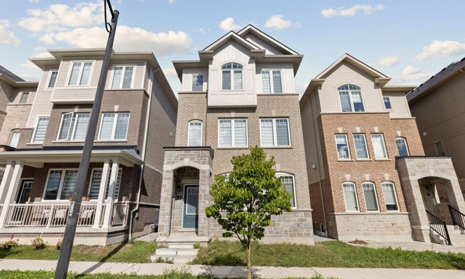 Ajax House | The Devineridge Executive House