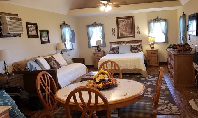 Davis House | The Doll House: Beautifully decorated charming cabin located in the Arbuckles.