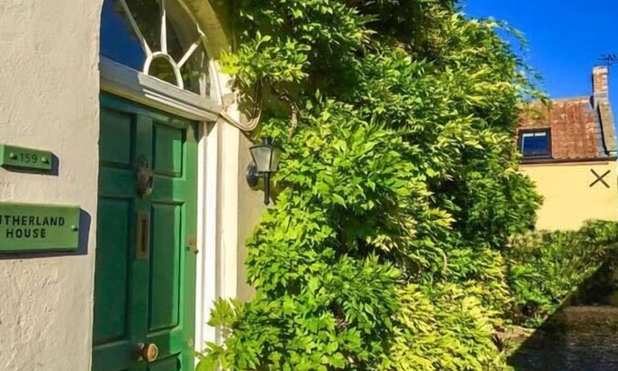 Weston-super-Mare Cottage | THE EAST WING, character holiday cottage, with a garden in Hutton