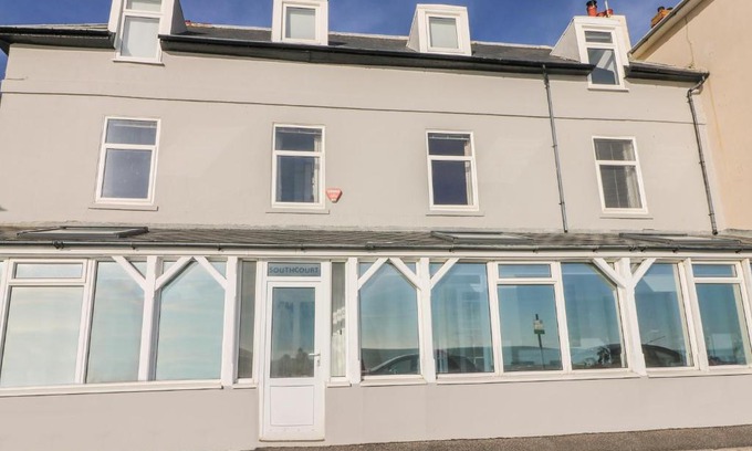 Sandgate House | The Eaves