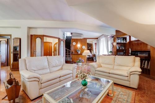 Capannelle Apartment | The Elegant Penthouse - Ampio Attico con Posto Auto