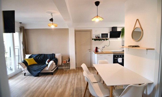 San Martin de Valdeiglesias Apartment | The Grand Lakeview Retreat