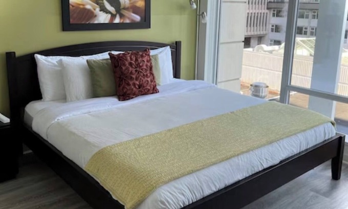 Downtown Victoria Condo | The FALLS 2-bedroom 2 bath condo in downtown Victoria next to the Empress Hotel