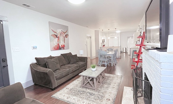 Highland Park House | The Farmahouse - Family Friendly Downtown Cottage