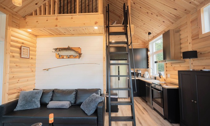 Mauricie Ski Chalet | The fisherman's camp - By the water!
