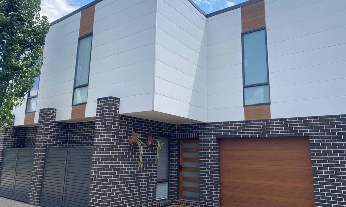 Wagga Wagga House | The Fitz - Central Wagga Luxury Townhouse