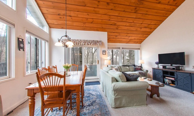 Lincoln House | The Fox Den: Low fees! 2 bed, 1 bath with AC Across from Loon Mountain. Sleeps 6