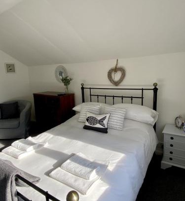 Clyst St Mary Apartment | The Garret Studio Apartment,Balcony views & Parking