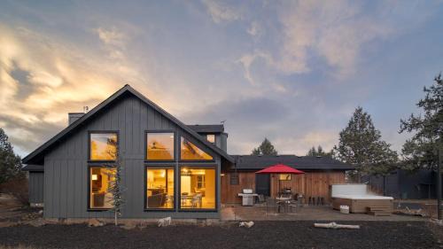 Bend Villa | The Gem Estate by AvantStay Modern Farmhouse w Lavender Fields Hot Tub