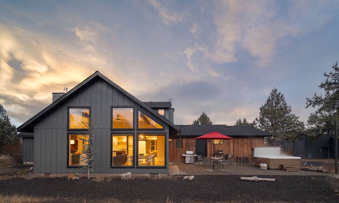 Bend Villa | The Gem Estate by AvantStay | Modern Farmhouse w/Lavender Fields + Hot Tub