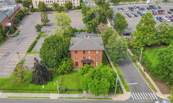 Asylum Hill Condo | The getaway! Located in the downtown area. nn