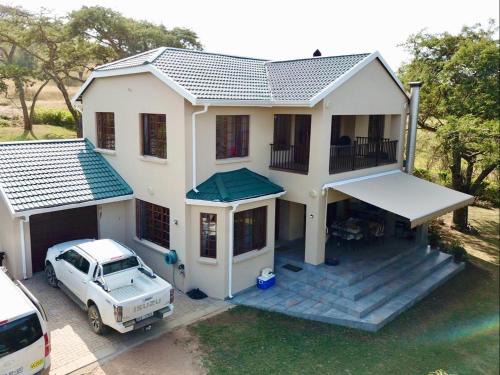 Okhahlamba House | The Giraffe House