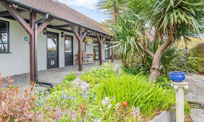 Mumbles Apartment | The Gite - One Bedroom Apartment, Sleeps 2