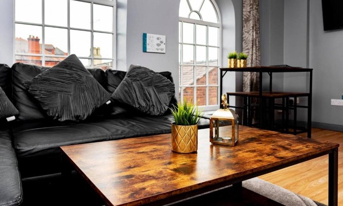 Wrexham Apartment | The Glyndwr - Berwyn House - Central Wrexham - Sleeps Up To 6