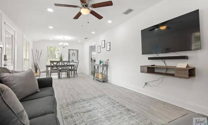 Tampa Cottage | The Good Vibes Only Cottage