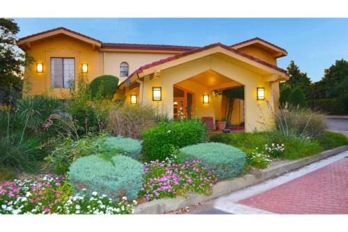 Texarkana Hotel | The Grand by Capital O Texarkana I-30