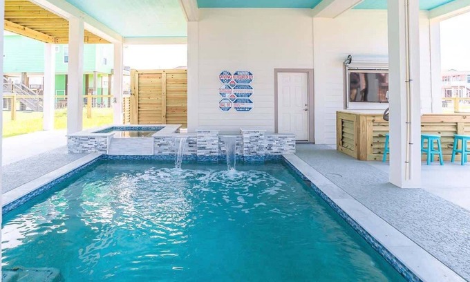 Crystal Beach House | The Grand Pearl: Private Pool & Spa ~ Beach Access