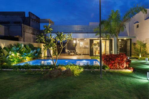 Hosur Apartment | The Green Haven by StayJade2BHKACPoolLawn