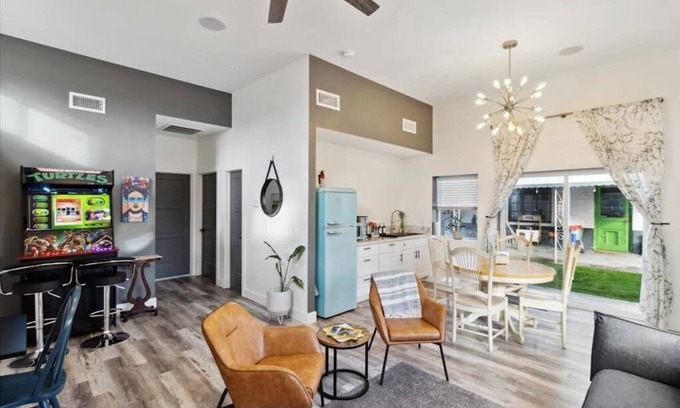 Encanto House | The Gregory: 2 Bed/1 Bath Guesthouse