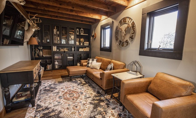 Lindsborg Cabin | The Guesthouse Getaway