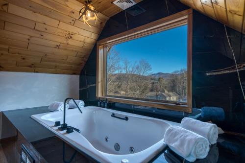 Windham Hotel | The Haüs Windham - Spacious Suites, Hot Tub, Mountain Views!