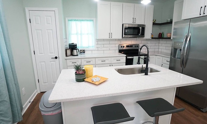 Durham House | The Happy Bungalow-1 mile to Duke Regional/Fenced/Pets