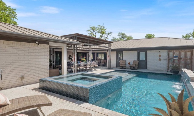 Horseshoe Bay House | The Harbor House | Swimming Pool | Walking to HSB Resort | Hot Tub